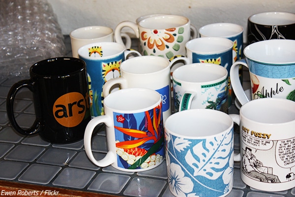 How to pack mugs for moving