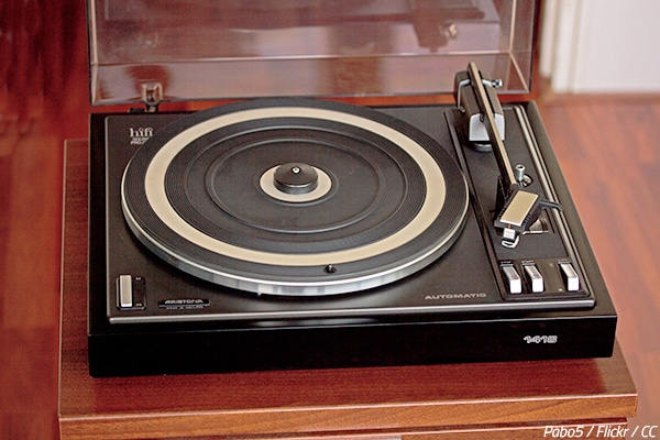 How to pack a turntable for moving